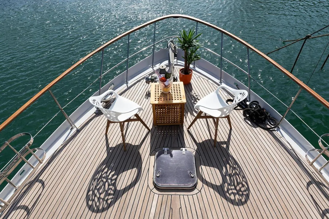 C120 - Charming Boat In Port Forum 巴塞罗那